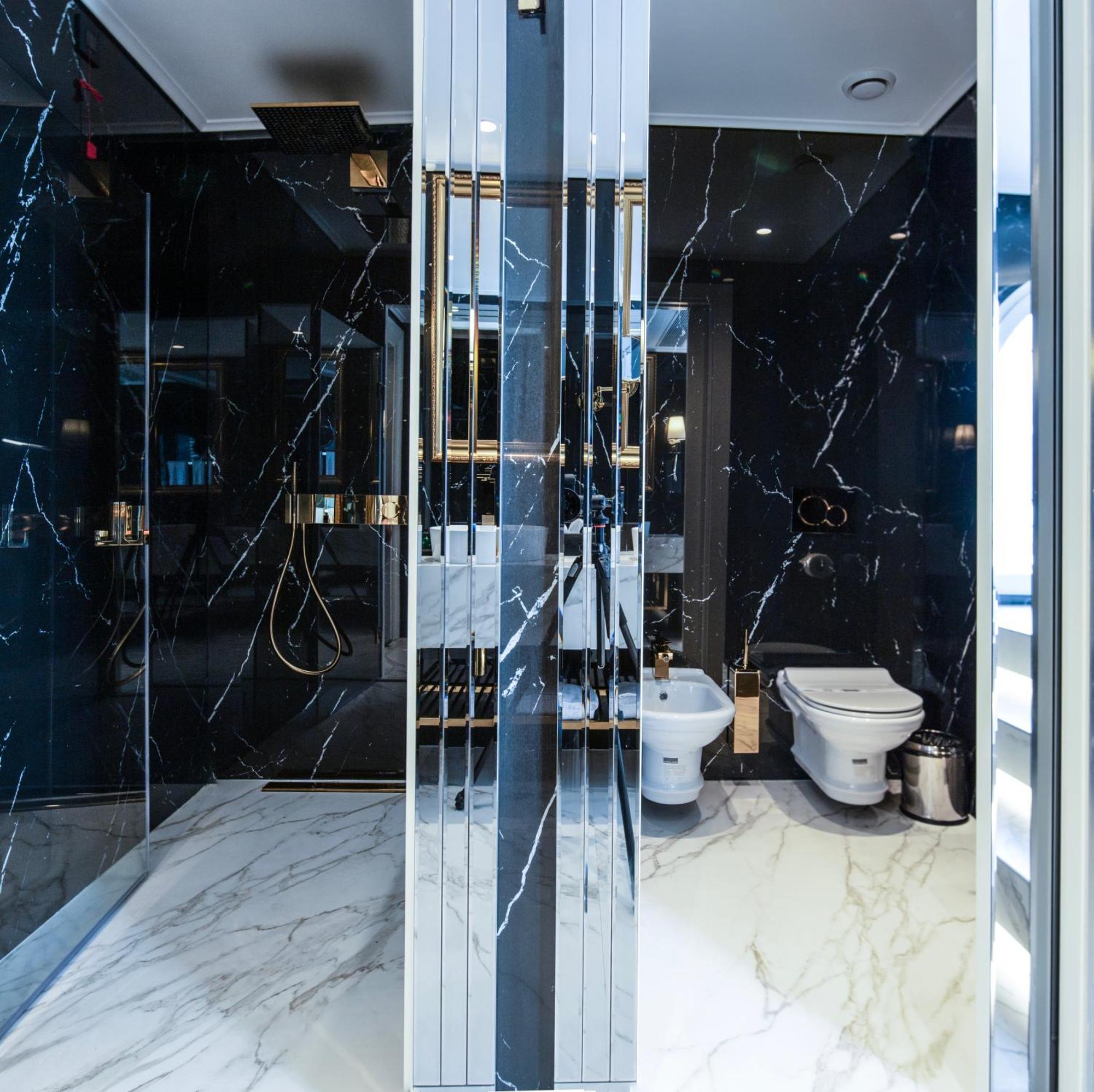 Xheko Imperial Luxury Hotel & Spa Tirana Exterior foto Bathroom