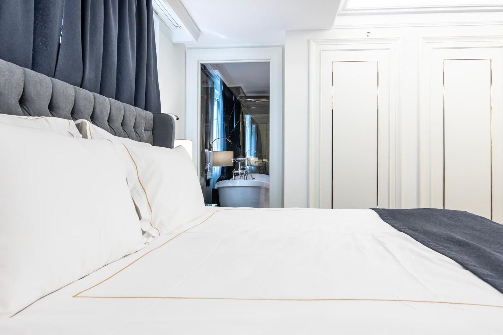 Xheko Imperial Luxury Hotel & Spa Tirana Exterior foto A bedroom at the hotel