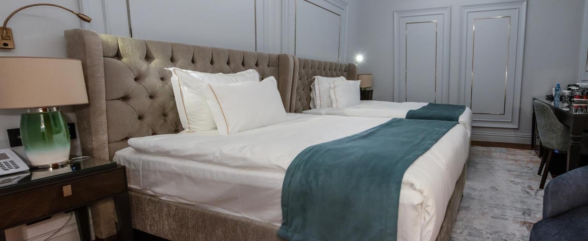 Xheko Imperial Luxury Hotel & Spa Tirana Exterior foto A bed