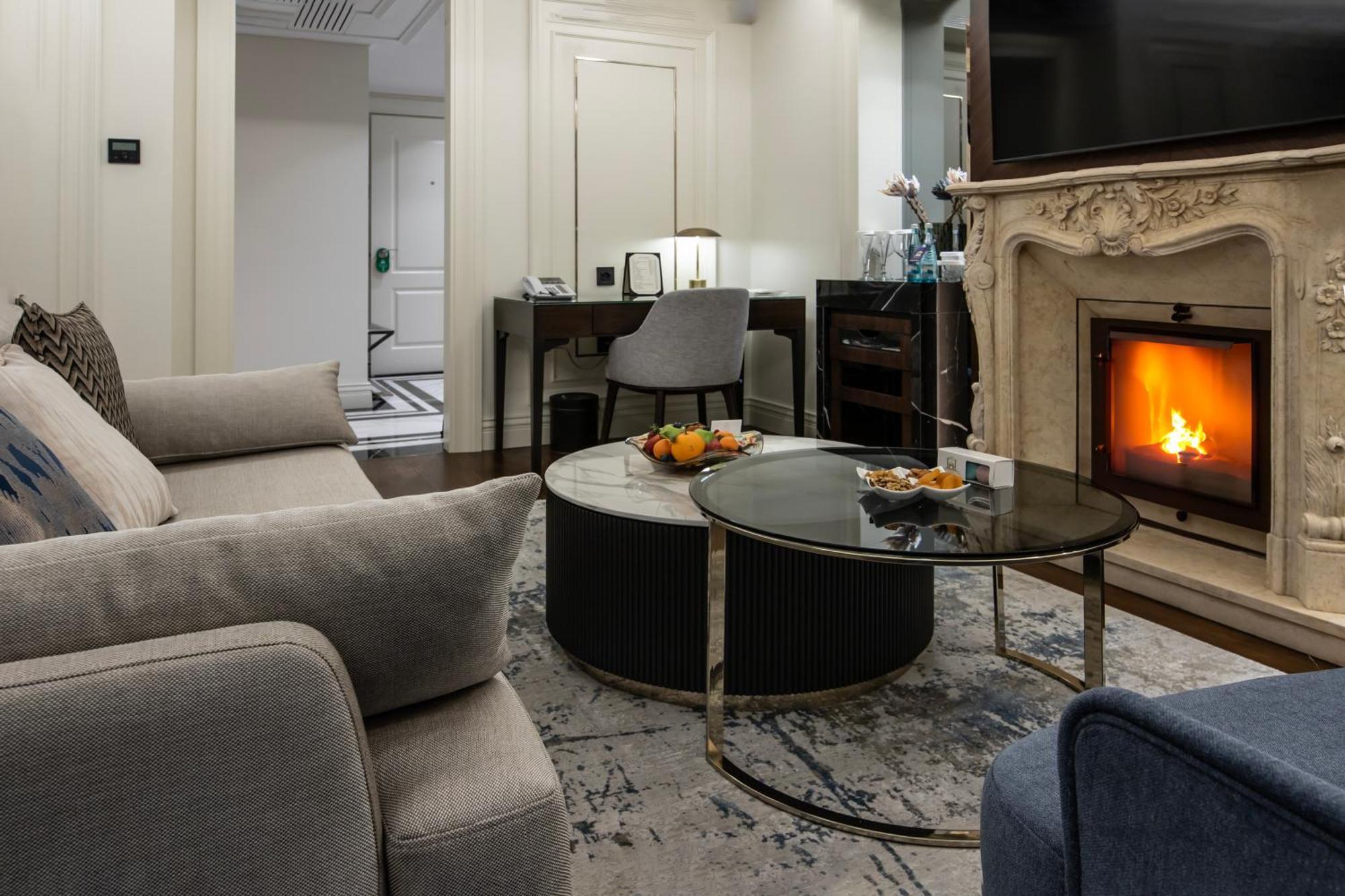 Xheko Imperial Luxury Hotel & Spa Tirana Exterior foto A living room in a suite at the Ritz-Carlton, Moscow