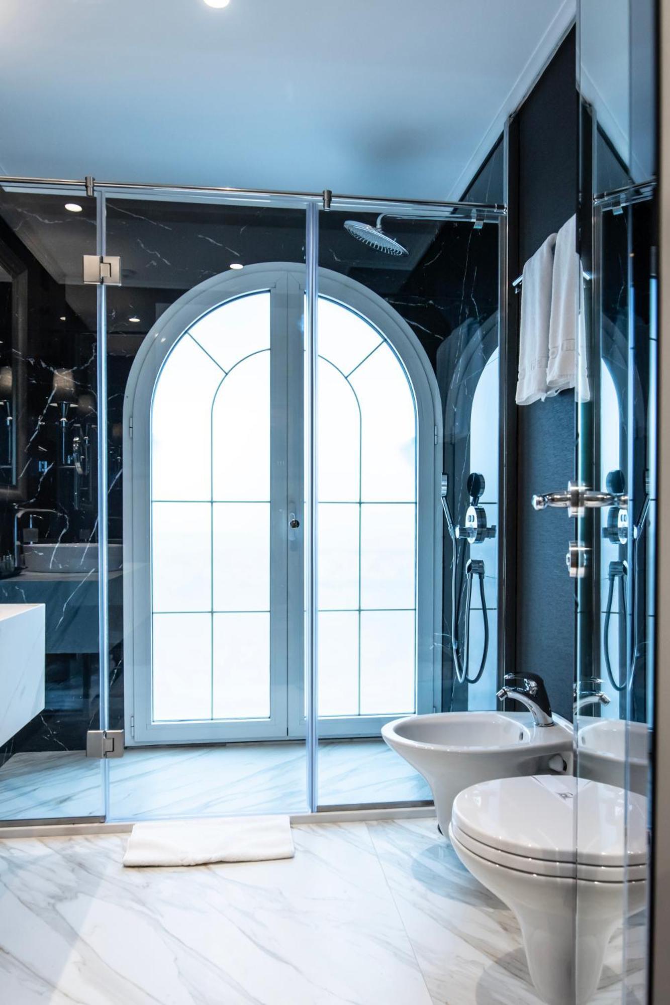 Xheko Imperial Luxury Hotel & Spa Tirana Exterior foto A modern bathroom