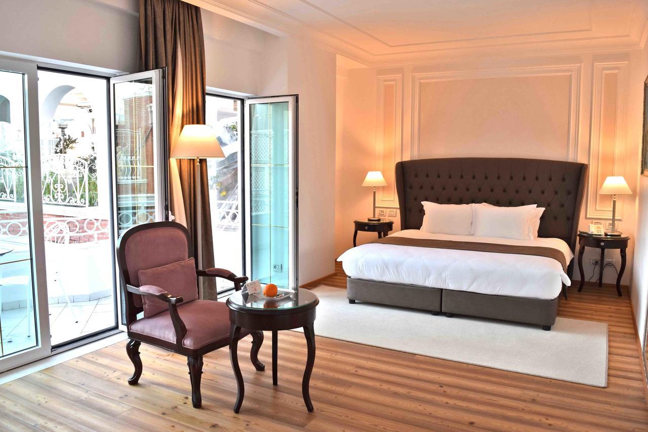 Xheko Imperial Luxury Hotel & Spa Tirana Exterior foto A bedroom at the hotel