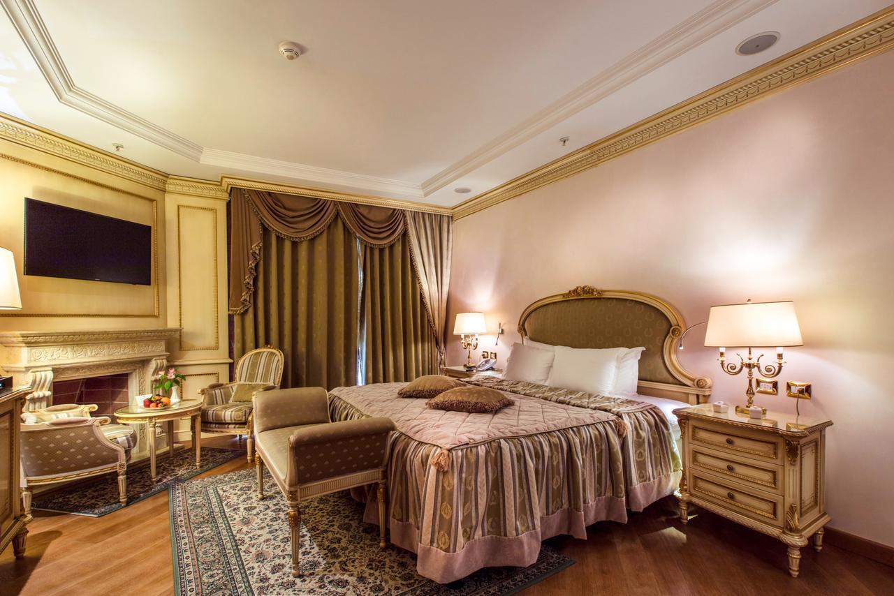 Xheko Imperial Luxury Hotel & Spa Tirana Exterior foto A bedroom at the hotel